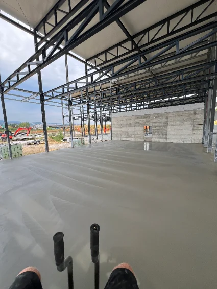 Industrijski tlak v proizvodni hali, Cigonca