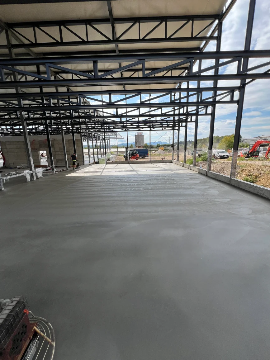 Industrijski betonski tlak v proizvodni hali